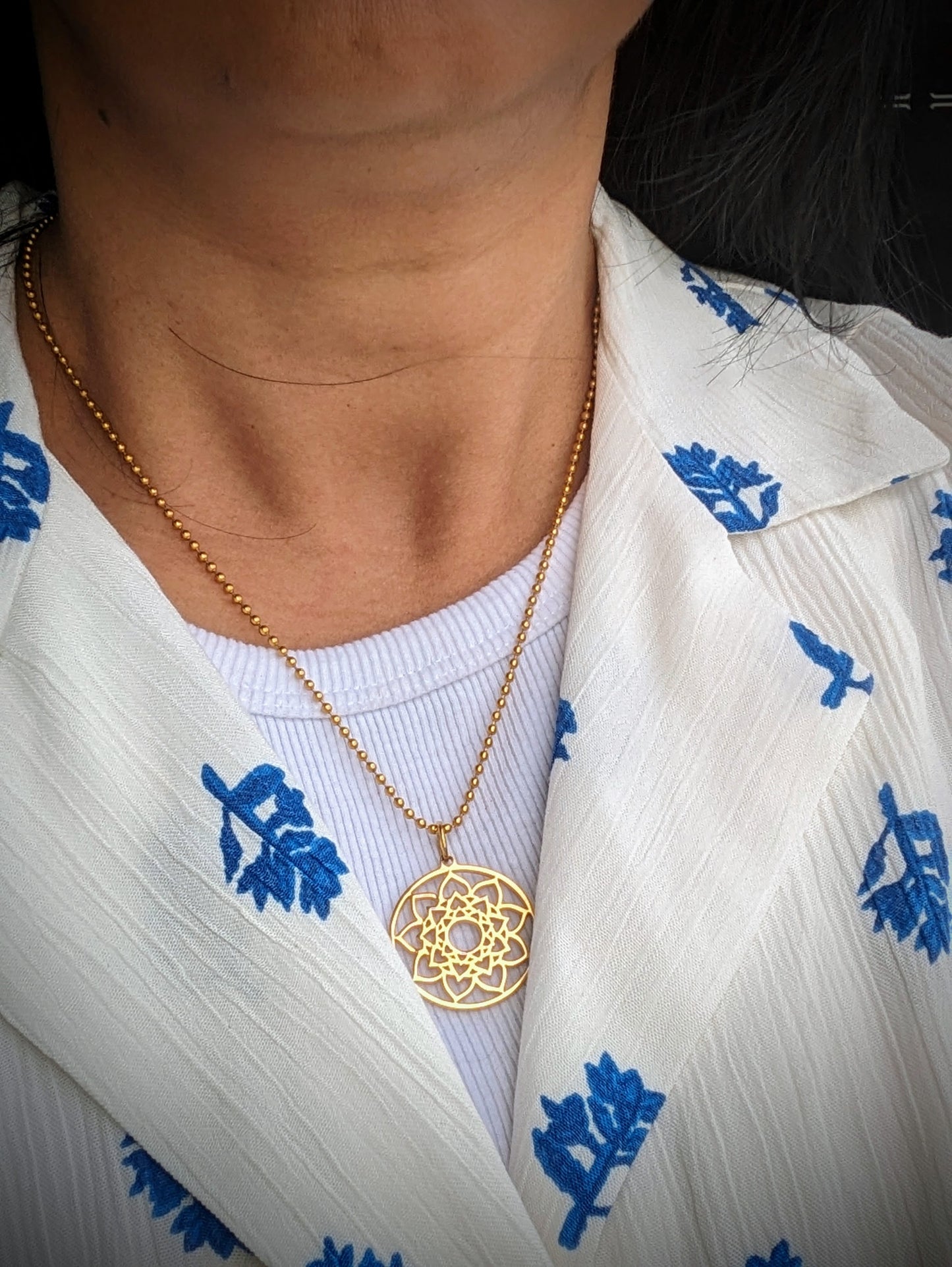 Stainless steel circle flower charm necklace gold