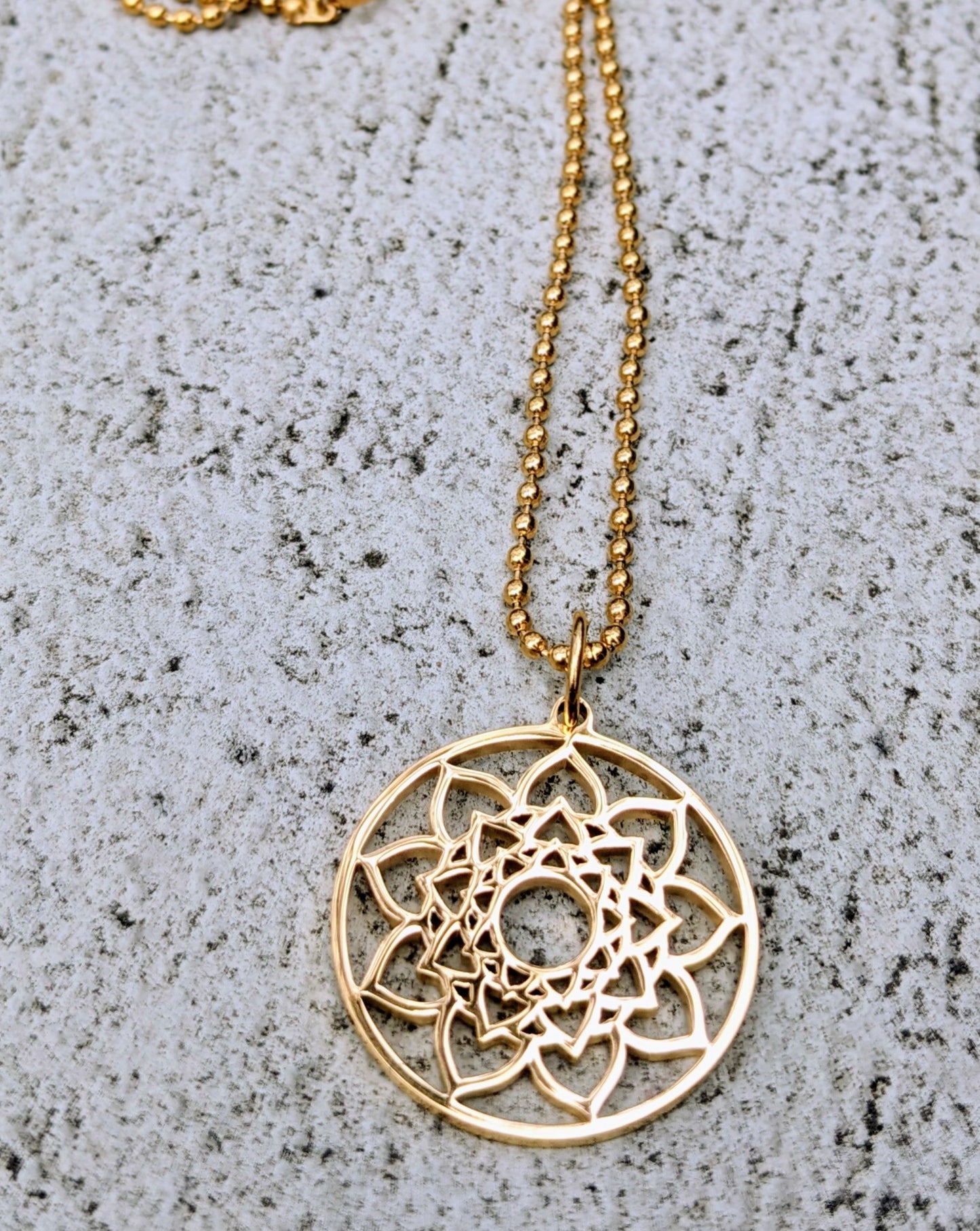 Stainless steel circle flower charm necklace gold
